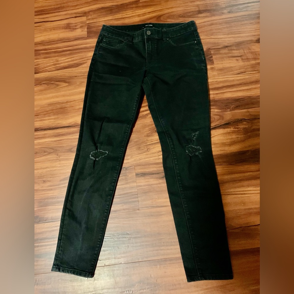 WHITE HOUSE/BLACK MARKET 5 POCKET, RIPPED, SKINNY LEG JEANS.